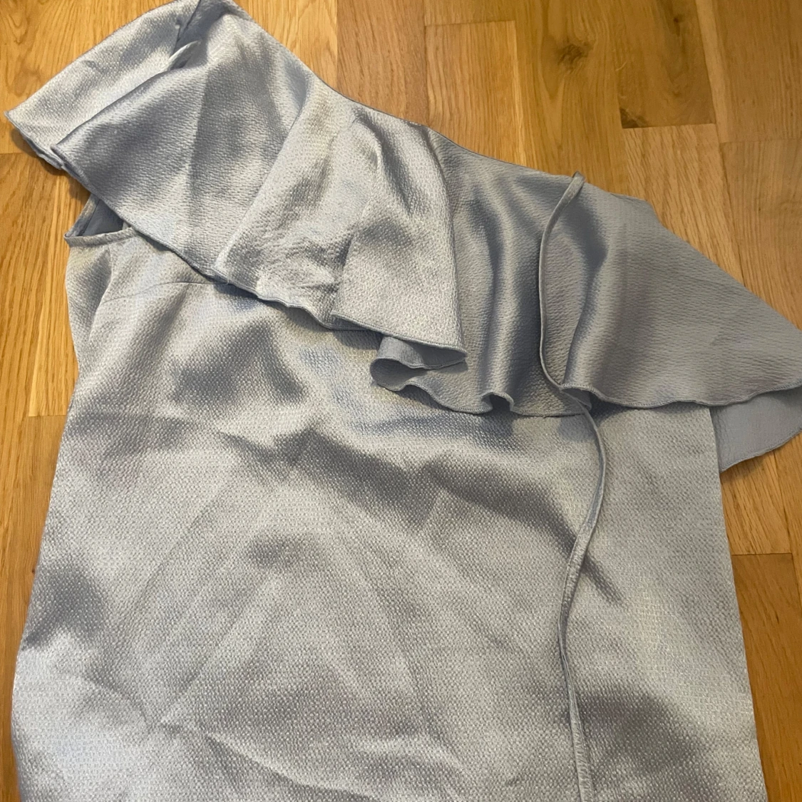 Fin blå blus med volang  - 90