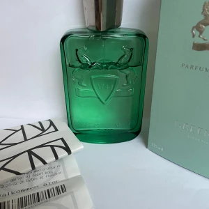 Greenly, Parfums De Marley  - Hej, säljer nu min 125 ml parfym då jag ofta inte andvänder den längre. Parfymen har en sjukt god äppel och gräs lukt som varar länge. Jag har haft parfymen i kanske ett halvår, den är i okej skick med cirka 60-70% kvar. Tveka inte att höra av er!💯