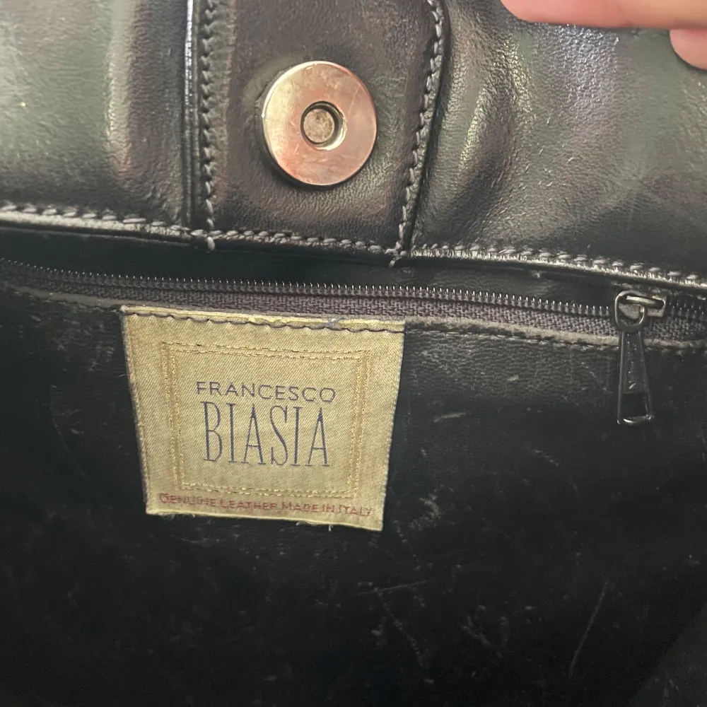 Fynd hittad second hand. ”Made in Italy”. Repor som syns på insida, lite på utsidan också som syns på bild. Märke Francesco Biasia. Väskor.