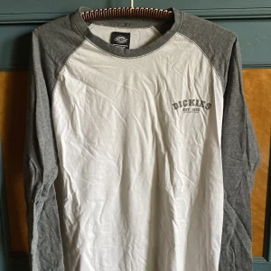 Dickies  - Dickies longsleeve vit/grå Lite använd. Skrynkligheten beror på att den legat i garderoben ett teg 