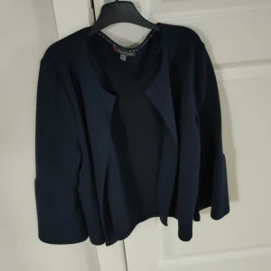 Kort kavaj/kofta - Kort kavaj/kofta med lätt trumpet ärm. Marinblå