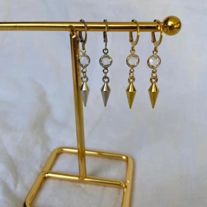 Egentillverkade örhängen  - Jätte snygga egentillverkade örhängen i rostfritt stål utom niten och hänget i glas🩷50kr för ett par! Skriv gärna vilken färg du vill ha vid köp🩷