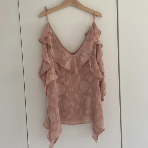 Slutsålt rosa linne från Zara💕 - Säljer mitt linne från Zara eftersom att det ej kommer till användning. Jätte fint rosa linne som har varit slutsålt hos Zara i ett bra tag nu! 💕💕