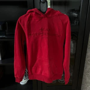 Peak performance hoodie  - Jätte fin peak performance Hoodie i fint skick. Finns inga hål eller missfärgningar