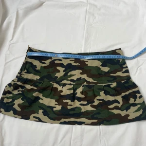 Camo y2k minikjol - Jättefin camouflauge minikjol som sitter jättefint  Annonsen är uppladdad både på vinted och plick, först till kvarn gäller! Priset är diskuterbart