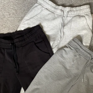 Mjukisbyxor - 3 år mjukisbyxor från lager, svart grå och grå. Storlek M i alla. Alla för 179