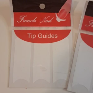 French Nail Tip Guides - Säljer French Nail Tip Guides som hjälper dig att få till den perfekta franska manikyren. De är vita och formade som halvmånar för att enkelt kunna appliceras på naglarna. Perfekt för att skapa en snygg och professionell look hemma! 1 st för 10. Ha 3