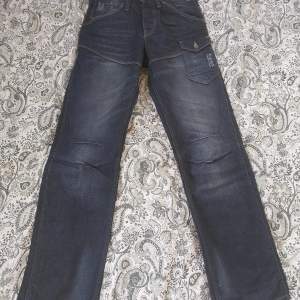 Skit snygga jeans i väldigt bra skick! Använda ca 4 ggr. Köpta för drygt 1 år sedan och orginalpris ca 800 kr. Säljer för de är inte min stil längre. Skriv för mer bilder. !PRIS KAN DISKUTERAS!