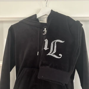 Juicy set  - Jättefint, alla stenar kvar, EXTREMT BRA SKICK! Tröja i xs och byxor i xxs