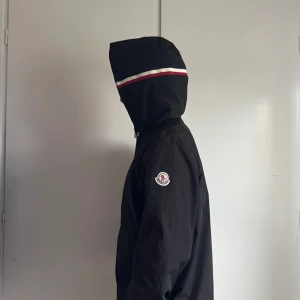 Moncler vind jacka - Säljer en riktigt schysst och snygg vindjacka från moncler, nypris ligger på ca 10000kr och jackan är i ett bra skick!