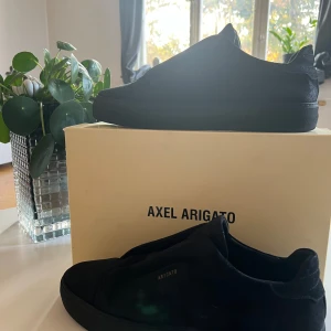 Axel arigato clean 360 laceless - svarta Axel arigato clean 360 laceless i storlek 46    använda 1-2 gånger  (Kan säljas billigare vid snabb affär)