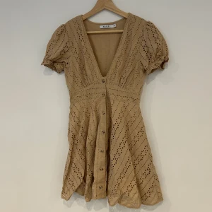 Klänning - Beige klänning från NAKD, sparsamt använd och är som ny