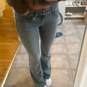 Nelly jeans  - Säljer de här jeansen från Nelly i storlek 34. Aldrig använda.  Jag är 173cm.
