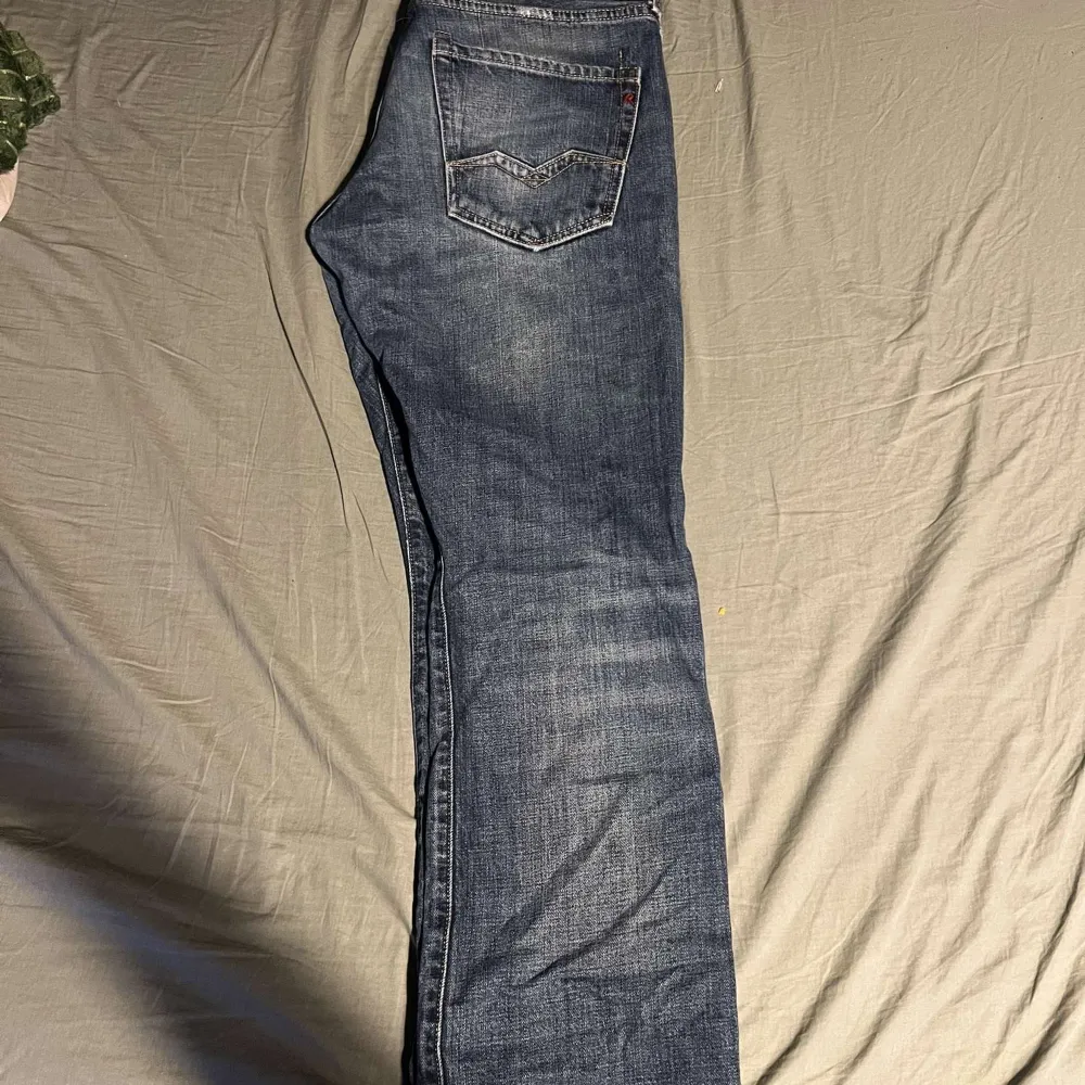 Mått 32/32 skicket är 10/10 är helt nya blåa replay jeans. Jeans & Byxor.