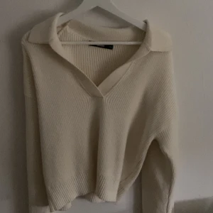 Stickad tröja  - Stickad tröja från bikbok, använd en gång, har två små fläckar  på armen men inget man tänker på. Skriv privat för mer bilder! 