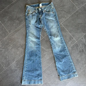 True religion jeans - Säljer mina ny köpta true religion byxor då de var för långa för mig! Köpa här på plick. Inge defekter 🙌🏽. Midjemått: 36cm innerbenslängd: 83cm