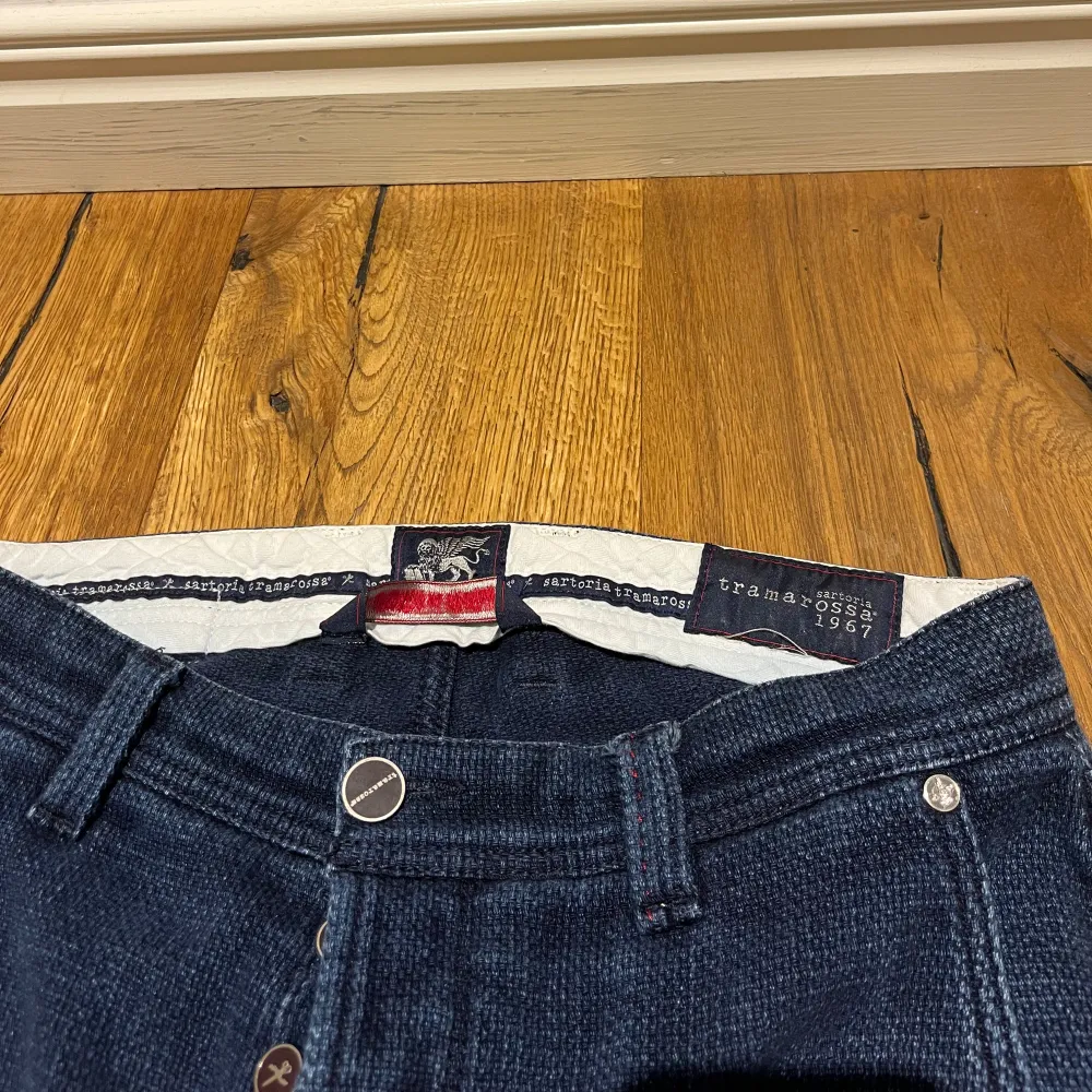 Ett par riktigt snygga och exklusiva jeans från italienska märket tramarossa. Nyskick, storlek 30/32. Gjorda i ett aningen grövre jeans material som ger en fin och kvalitativ känsla. Hör av er vid frågor!. Jeans & Byxor.