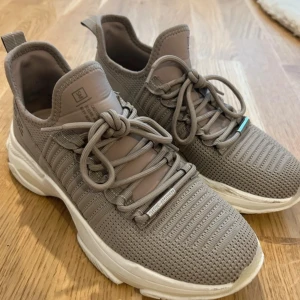 Steve Madden Mac sneaker / skor - Taupe - Sneakers från Steve Madden i färgen taupe, endast använda ett par gånger. Skulle säga att de är små i storleken, passar mig som oftast har 39 och 40 i vissa skor🩷 Köpta för ca 1000 kr