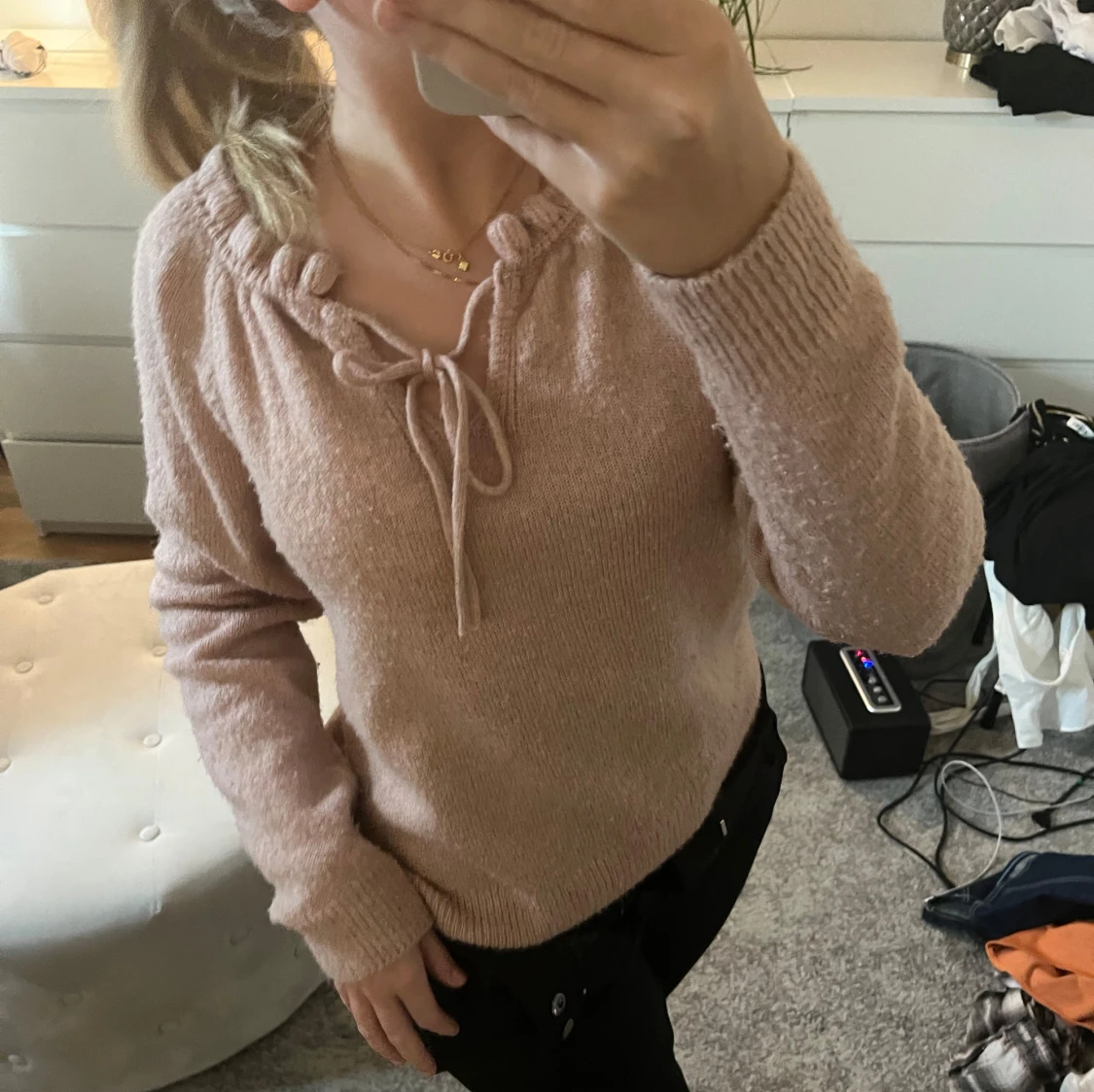 Stickad tröja med knytdetalj