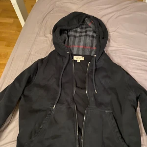 Burberry zip svart - Bra skick! Storlek m men passar s. Pris går att diskutera
