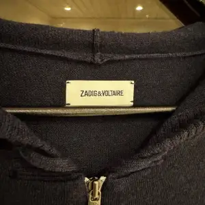 Snygg Zadig Voltaire zip hoodie, bra skick, 100% Merino ull, mörkblå, storlek M, skriv om du undrar något