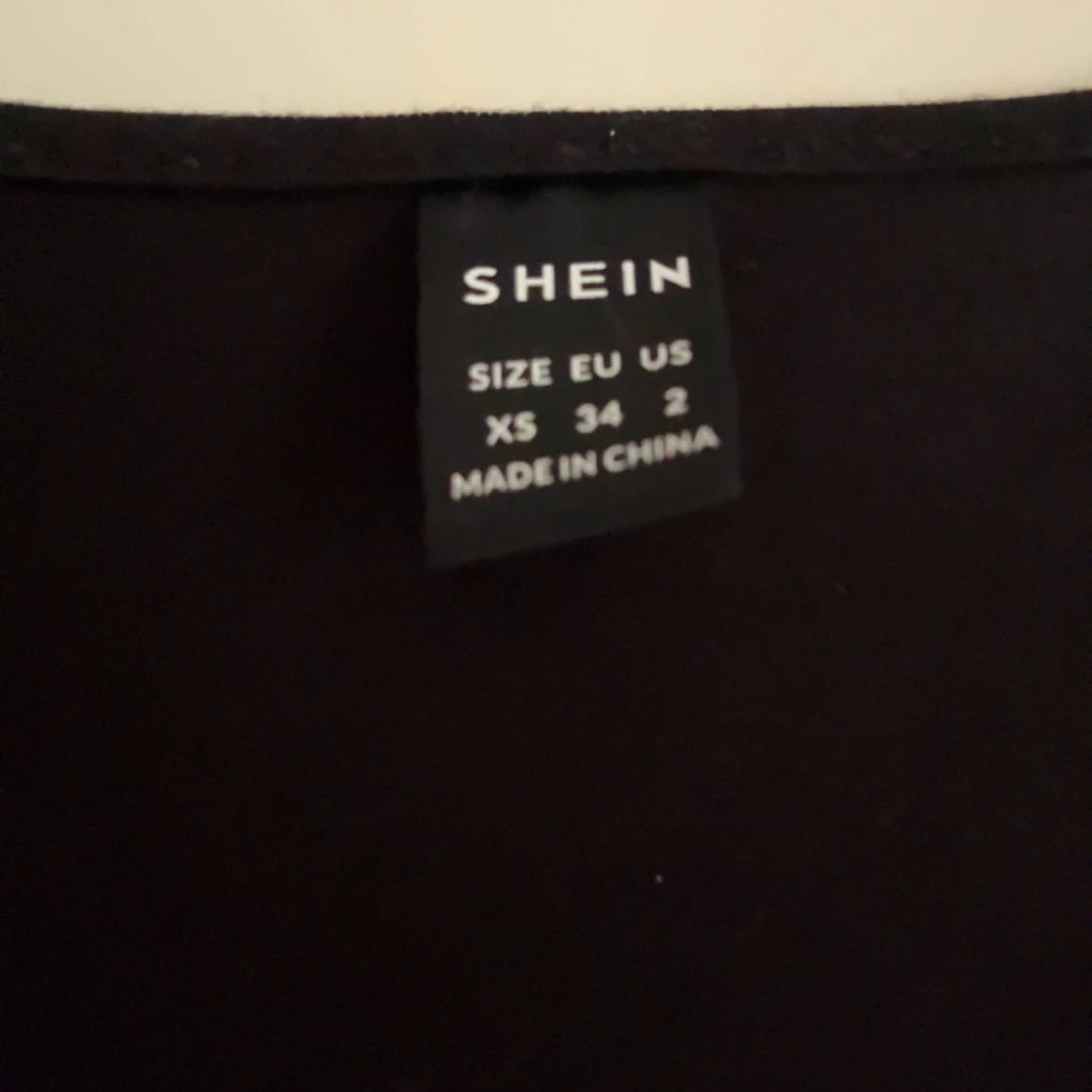 Svart klänning med slits - 92