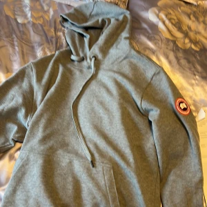 Canada goose Hoodie - Sparsamt använd, passar bra till vintern och är äkta såklart, köpt från care of carl för 3599 och finns Kvitto för det i en av bilderna. Finns inga hål eller defekter