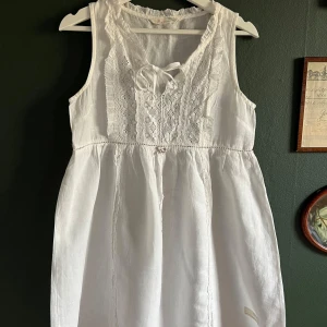 Vit Odd Molly klänning - Vit klänning från Odd Molly☁️🎀 56% linnen 44% bomull <3 Odd Mollys storlek 1= Small (36) Knappt använd!