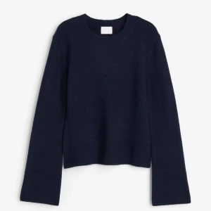 Stickad tröja - Säljer nu denna stickade tröja som har utsvängda armar💕