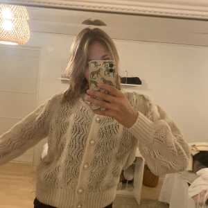 Söt stickad tröja - asåljer denna gulliga söta stickade tröja som jag knappt använder från YAS. Stl S men passar XS!🥰