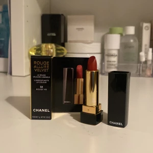 Mini Chanel läppstift  - Hej! Säljer detta Chanel läppstift i mini format. Färg 58 och självklart oanvänt😊