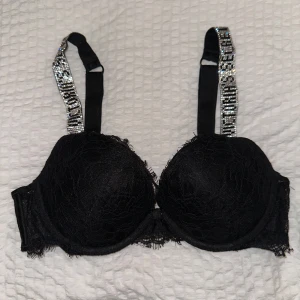 Victoria’s secret bh  - Jättefint skick då den endast är använd ett fåtal gånger, max 5 🖤Tyvärr inte min storlek längre  Storlek 34B/75B