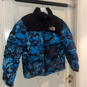 North face jacka - Säljer denna sköna Northface jackan i sällsynt modell. Överlag bra skick, men finns ett litet omärkligt hål på ryggen samt att ena armen är lite smutsigt. Är dock inget man lägger märke till🤩
