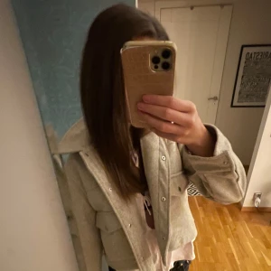 Höst jacka  - Passar jätte bra nu inför hösten och även på våren!😍 Köpte ifrån Zara💖 pris kan diskuteras!! 