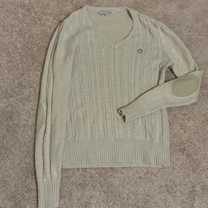 PS of Sweden ridtröja - Ridtröja från PS. Skön och ganska varm. Är mycket mer rosa en vad som syns på bilderna. Är en S men sitter lite mer som en M.