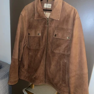 Mockajacka i brun - Märke: Carmel active  Storlek: 56  Skick: bra Säljer pågrund av att jag beställde hem många olika jackor 