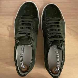 Gröna lanvins  - Säljer dessa feta och unika lanvins! Ändast använda två gånger så är helt nya!🔥 säljer på grund av lite användning och har du några frågor är det bara att skriva. Passar mig som har storlek 43. Köpta på nk för 5200