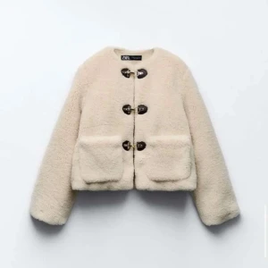 Zara fuskpäls jacka  - Säljer min super gosiga och snygga fuskpäls jacka från zara😍. Använt två gånger så i jätte fint skick. Den kommer inte till så mycket användning därav att jag säljer den🥰