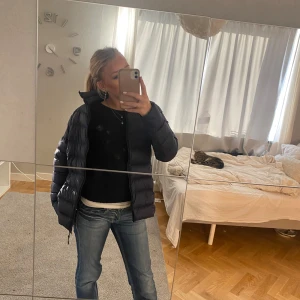 Marin blå jacka - Skick 7/10 sitter bra, säljer för att den inte längre andvänds🩷 tveka inte att höra av er!