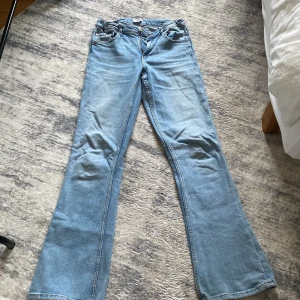 Gina tricot  - Ljusblåa jeans fin i färgen bra skick 