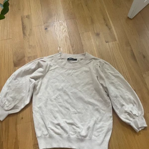 Beige stickad t-shirts  - Fin beige tröja med trekvartsärmar, aldrig använd då den är lite liten på mig. Super snygg och passar till allt. Passar xs/s🩷