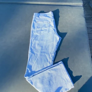 Jeans - Blå randiga jeans som är i bra skick.💗