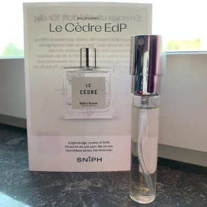 Miller Harris Le Cédre EdP - Parfym Le Cédre från Miller Harris. Endast provad, så strax under 8 ml. Doftnoter: Cederträ, rökelse och orkidé.