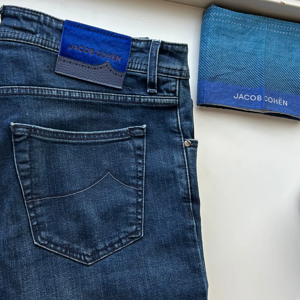 | Riktigt snygga Jacob Cohen Jeans i nyskick | | Modellen är 187 cm, 83 kg. Måtten finns |  | Nypris ligger på 5000kr, Scarfen medförljer | | Vid intresse är det bara att skriva i Dm 😁⭐️| . Jeans & Byxor.