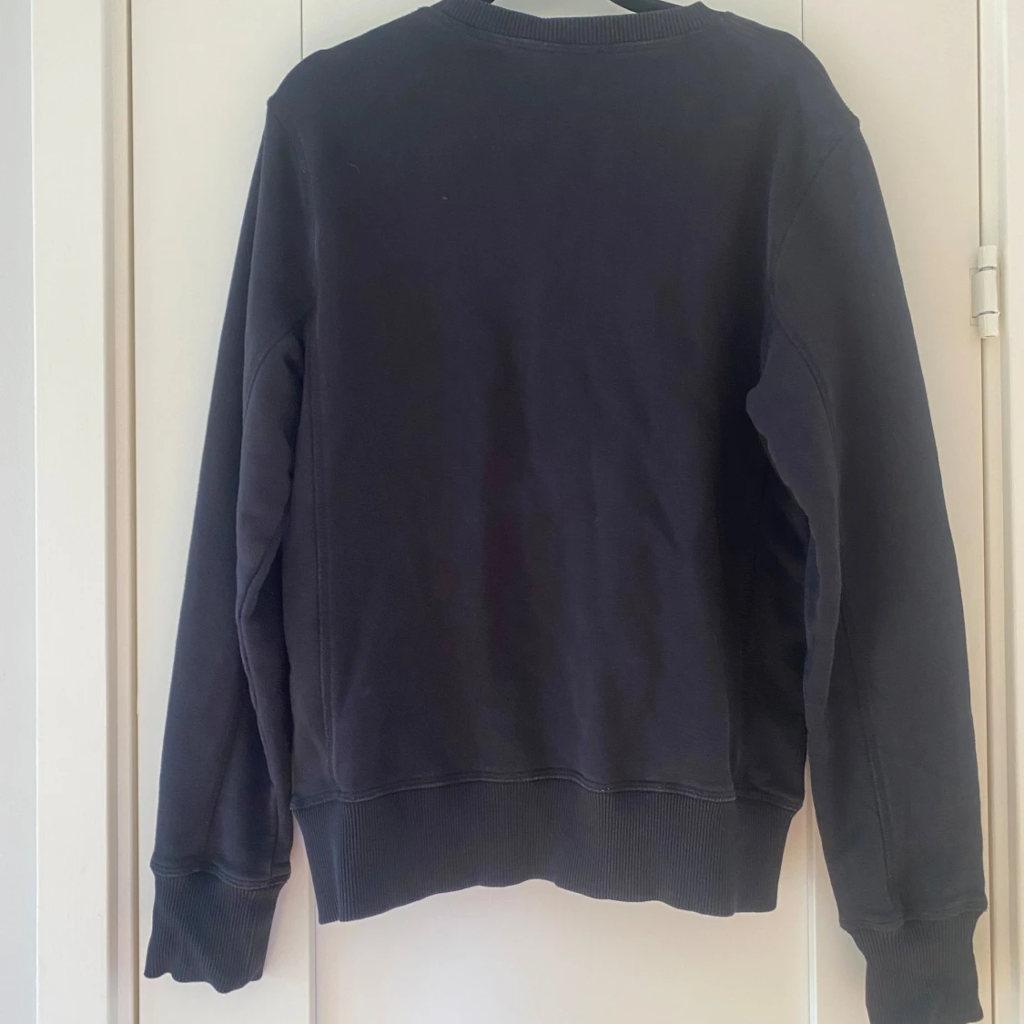 Svart sweatshirt med Kalle Anka Disney signature från Emilio i strl S - 91