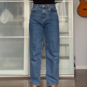 Gina Tricot Mom Jeans - Säljer ett par snygga mom jeans från Gina Tricot i storlek 36. De är högmidjade och har en straight passform som ger en klassisk look. 