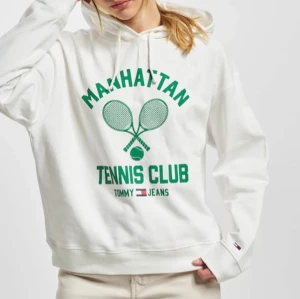 Tommy Jeans Luvtröja - Selling Tommy Jeans RLXD TENNIS CLUB - Almost New (No marks or stains)  Bought from Zalando for 1400kr