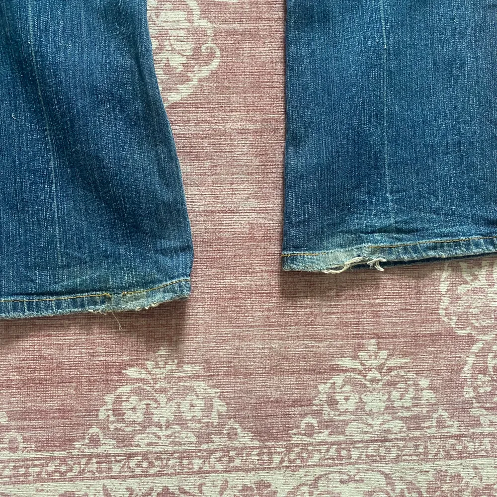 Så snygga bootcut jeans från Levi’s säljer då de är lite korta på mig midjemått - 79 cm innerbenslängd - 84 cm. Jeans & Byxor.