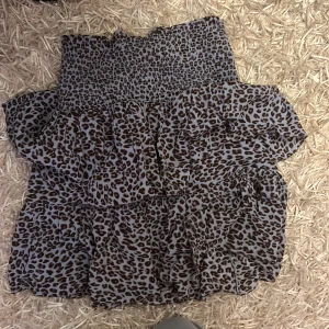 Säljer denna jätte fina blå leopard kjol - Jätte fin kjol , tror inte man kan köpa den längre och den e från les coyotes 