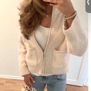 Stickad kofta  - Super fin stickad kofta från selected femme!!🍒🍒🍒nypis 1196🙈den är lite nopprig men överlag väldigt fin! 